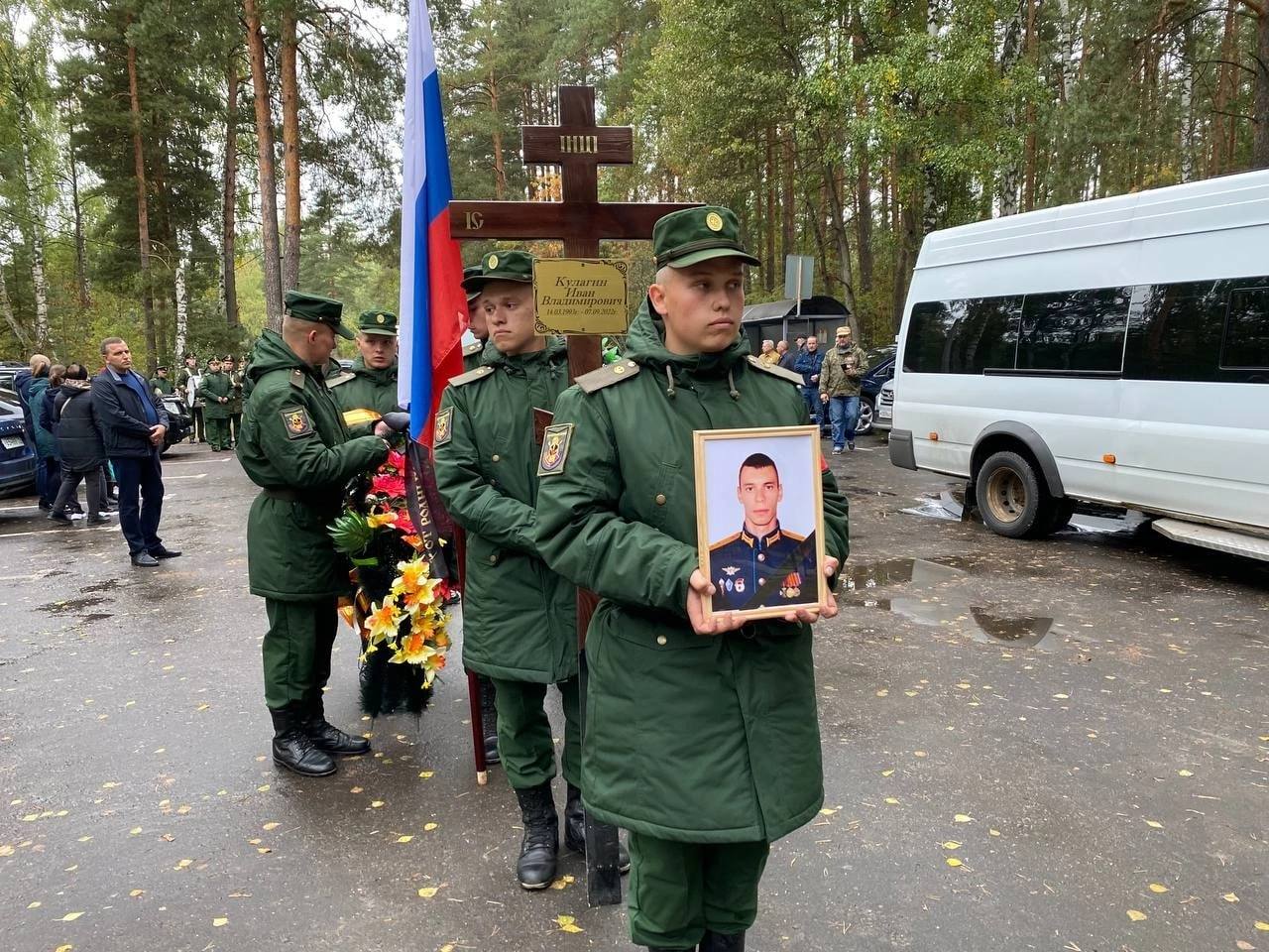 Проводить в последний путь. Памятник добровольцам-участникам русской весны. Памятник добровольцам Донбасса. Памятник в Челябинске добровольцам ЛНР. Памятник волонтерам в России.